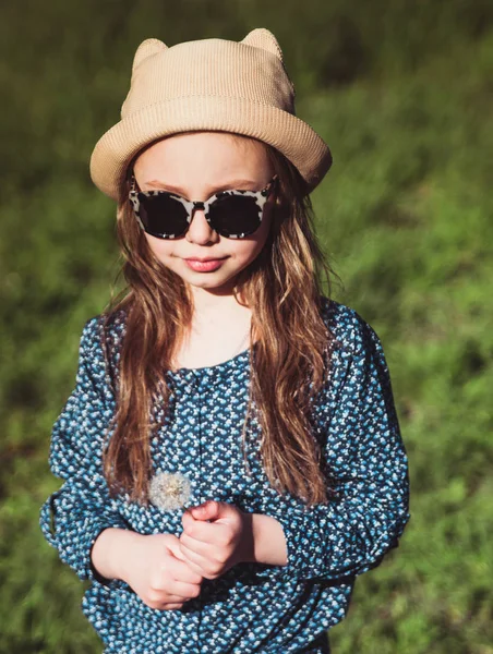 Menina Bonito Com Dente Leão Posando Livre — Fotografia de Stock