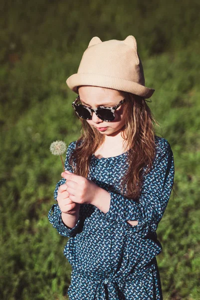 Söt Flicka Hatt Med Maskros Våren Humör — Stockfoto