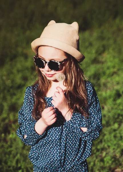 Menina Bonito Chapéu Com Dente Leão Humor Primavera — Fotografia de Stock