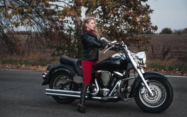 Hermosa Mujer Motorista Posando Aire Libre Con Motocicleta Camino —  Fotos de Stock