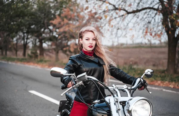 Biker Piękna Kobieta Stwarzających Zewnątrz Motocykla Drodze — Zdjęcie stockowe