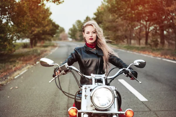 Mulher Bonita Motociclista Posando Livre Com Motocicleta Estrada — Fotografia de Stock