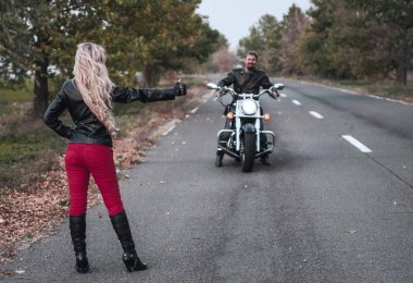 Motosiklet yolda motorcularla çift.
