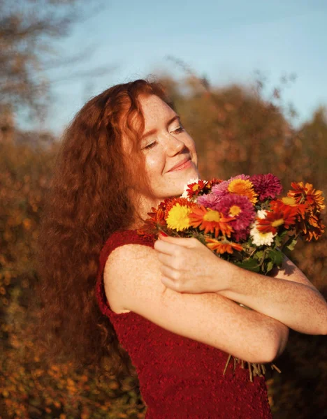 Šťastná Usmívající Žena Květinami Venkovní — Stock fotografie
