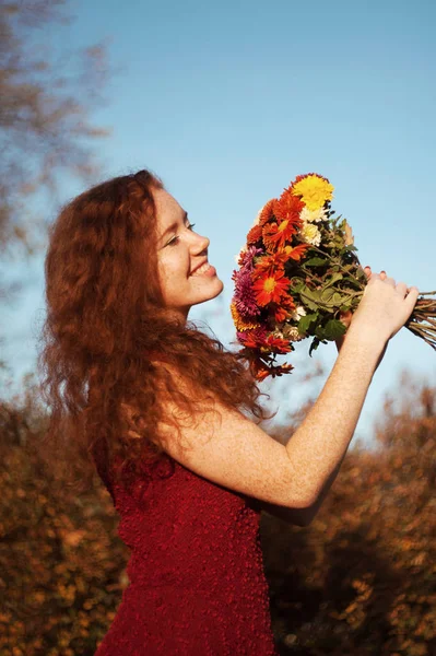 Krásná Žena Kyticí Květin — Stock fotografie