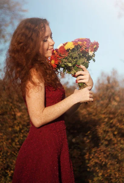 Belle Femme Avec Bouquet Fleurs — Photo