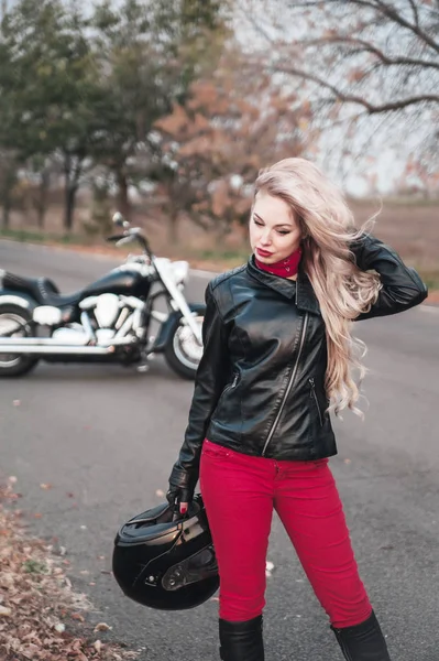 オートバイの道路上でスタイリッシュなバイクに乗る女性 — ストック写真