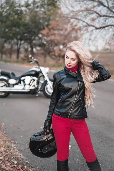 Femme Motard Élégant Avec Moto Sur Route — Photo