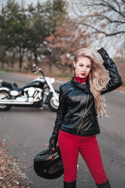 Mujer Motorista Con Estilo Con Motocicleta Carretera —  Fotos de Stock