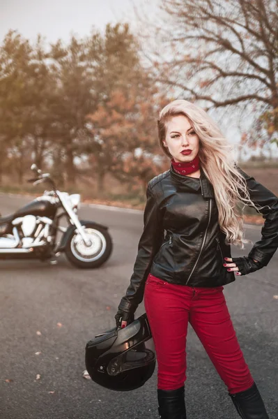 Mujer Motorista Con Estilo Con Motocicleta Carretera —  Fotos de Stock