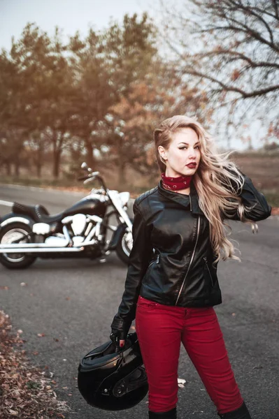 Mulher Motociclista Elegante Com Motocicleta Estrada — Fotografia de Stock