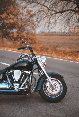 Yolda şık motosiklet.