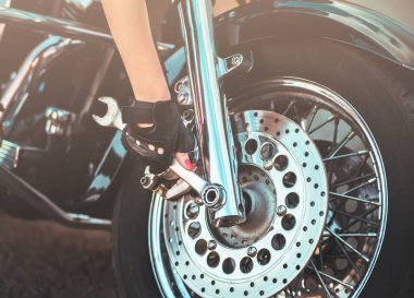 El motosiklet üzerinde bir tekerlek sabitleme.