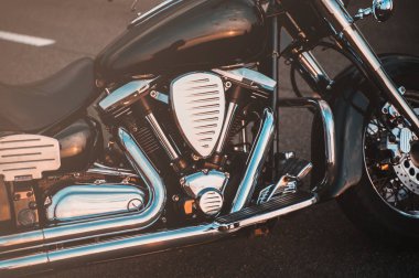 Yolda şık motosiklet.