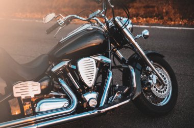 Yolda şık motosiklet.
