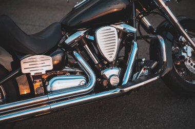 Yolda şık motosiklet.