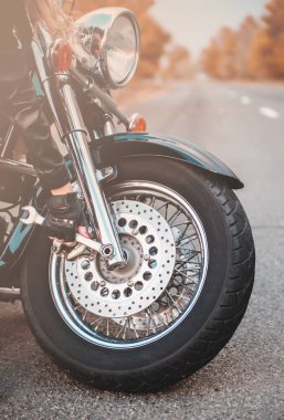 Yolda şık motosiklet.