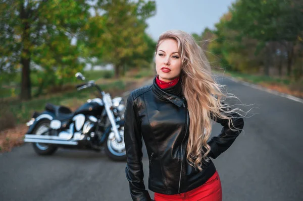 Snygg Biker Kvinna Poserar Med Motorcykel Vägen — Stockfoto