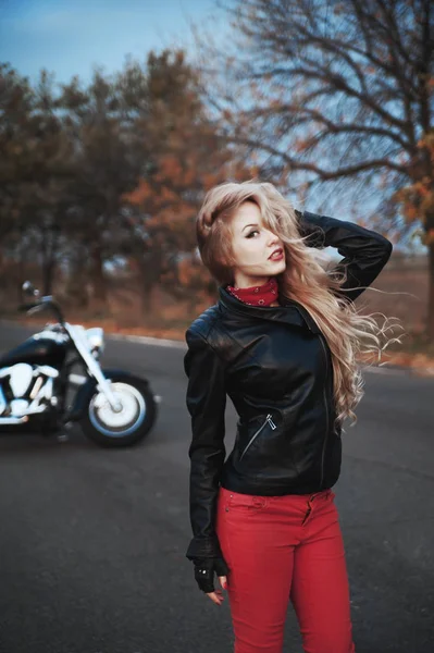 Una Donna Motociclista Elegante Posa Con Una Moto Sulla Strada — Foto Stock