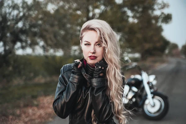 Una Donna Motociclista Elegante Posa Con Una Moto Sulla Strada — Foto Stock