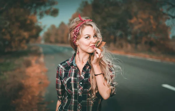 Una Mujer Motociclista Elegante Posando Con Una Motocicleta Carretera —  Fotos de Stock