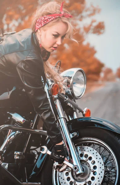 在摩托车上修理轮子的女手 — 图库照片