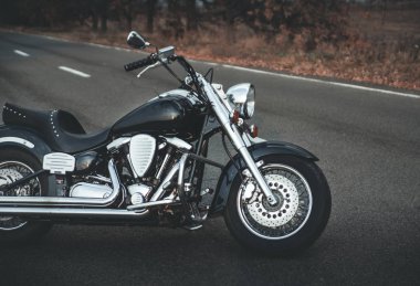 Yolda şık motosiklet.
