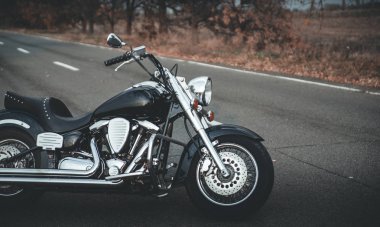 Yolda şık motosiklet.