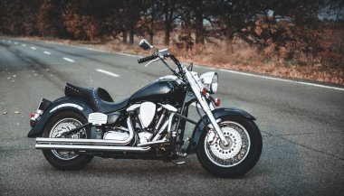Yolda şık motosiklet.