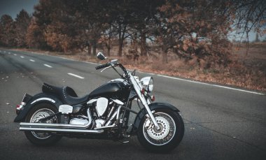 Yolda şık motosiklet.