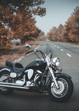 Yolda şık motosiklet.