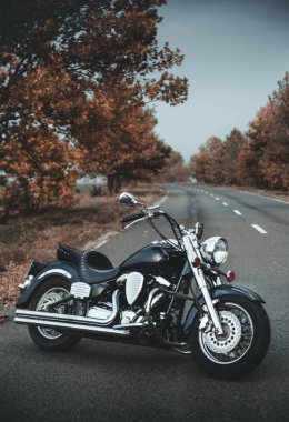 Yolda şık motosiklet.