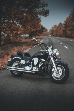 Yolda şık motosiklet.