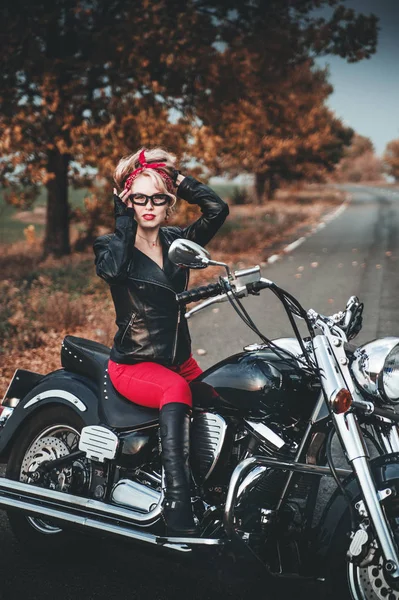 Uma Mulher Elegante Com Motocicleta Estrada Estilo Pin — Fotografia de Stock