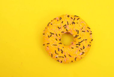 Işık arka plan üzerinde sarı çörek.