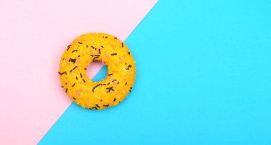 Renkli arka plan üzerinde leziz poğaça,