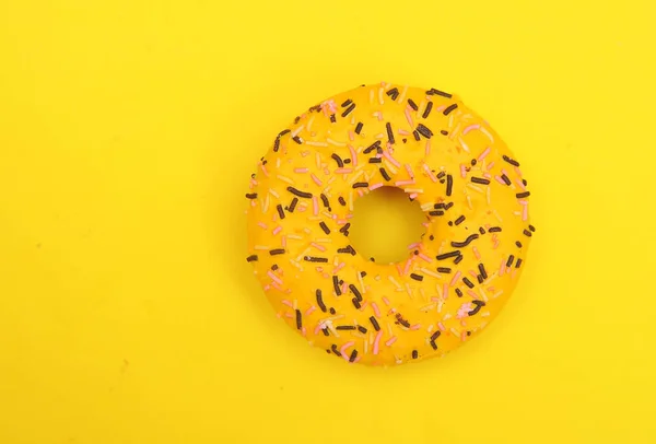 Gelbe Donuts Auf Hellem Hintergrund — Stockfoto