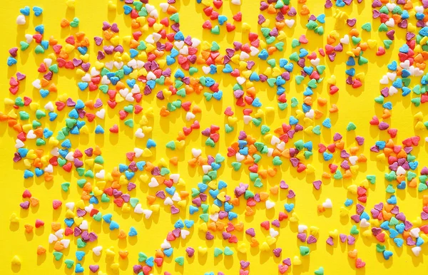 明るい背景にカラフルなお菓子の心 — ストック写真
