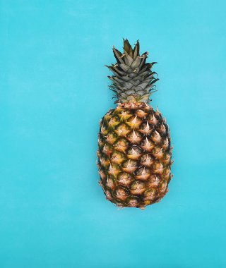 Renkli arkaplanda ananas.
