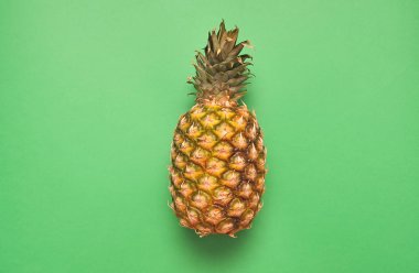 Renkli arkaplanda ananas.