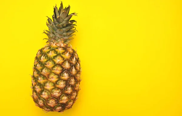 Piña Sobre Fondo Amarillo — Foto de Stock