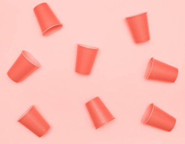 Plastik bardak mercan arka plan üzerinde. Ekoloji kavramı.