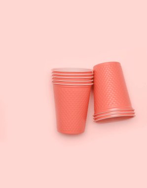 Plastik bardak mercan arka plan üzerinde. Ekoloji kavramı.