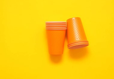 Zemin üzerine sarı plastik bardak. Ekoloji zarar kavramı.