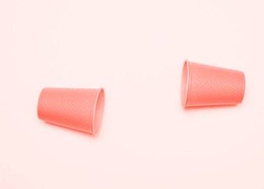 Plastik bardak mercan arka plan üzerinde. Ekoloji kavramı.