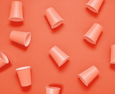 Plastik bardak mercan arka plan üzerinde. Ekoloji kavramı.