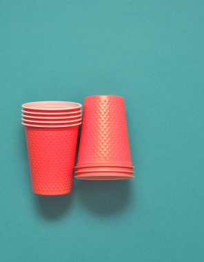 Plastik bardak mavi zemin üzerine. Ekoloji zarar kavramı.