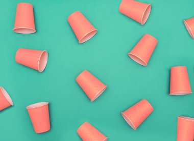 Plastik bardak mavi zemin üzerine. Ekoloji zarar kavramı.