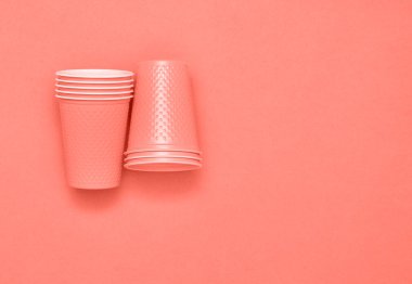 Plastik bardak mercan arka plan üzerinde. Ekoloji kavramı.