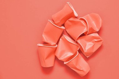 Plastik bardak mercan arka plan üzerinde. Ekoloji kavramı.